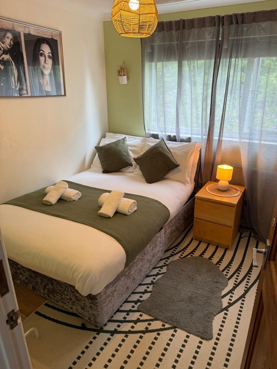 Flamingo Short Lets Greenleys House in Aylesbury Vale