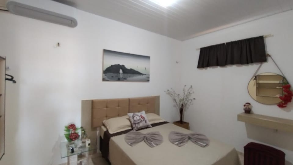 Bed, TV and multimedia, Living room, Photo of the whole room, Bedroom, towels, air conditioner