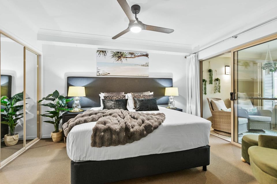 Pineapple Palms - Resort 9 Pools & Gym Apartment in Cairns