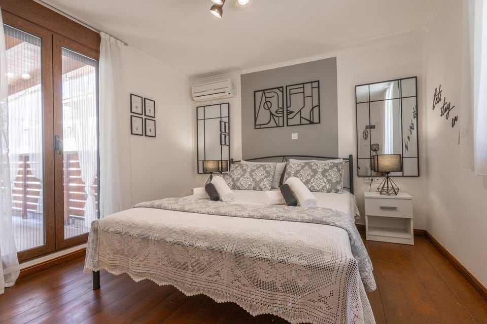 Bed, Balcony/Terrace, Bedroom, air conditioner