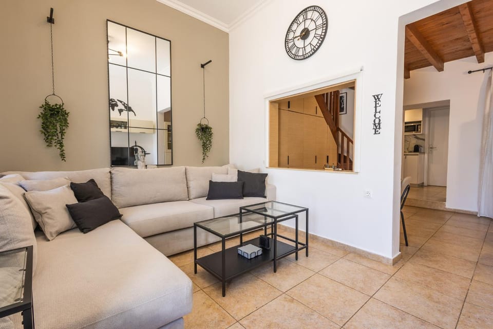 Living room, Seating area, air conditioner