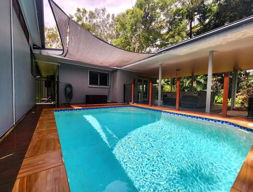 Swimming pool, children, young children, Family