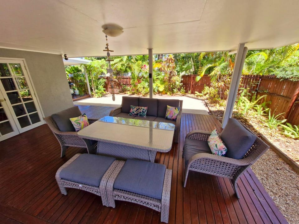 Seating area, Garden view, children, young children, Family