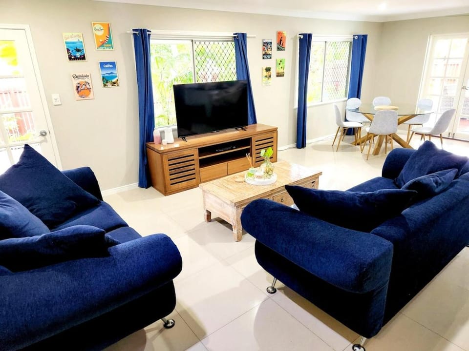 Communal lounge/ TV room, TV and multimedia, Living room, Family, air conditioner