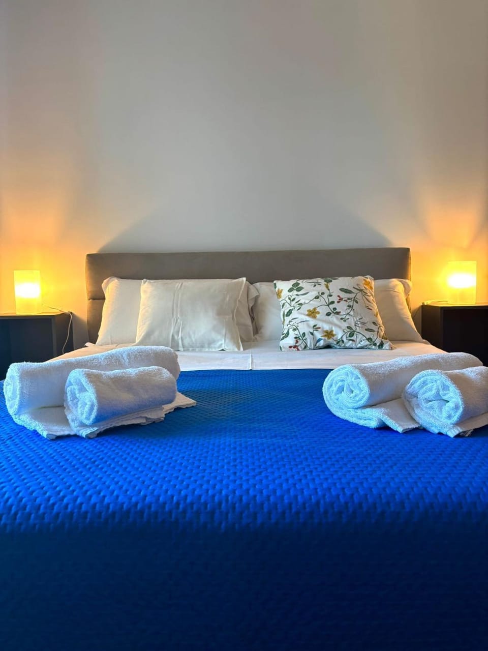 Bed, Bedroom, towels