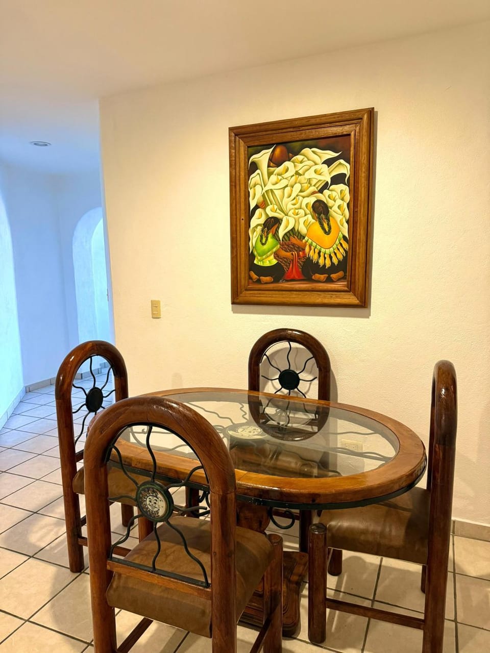 Decorative detail, Seating area, Dining area