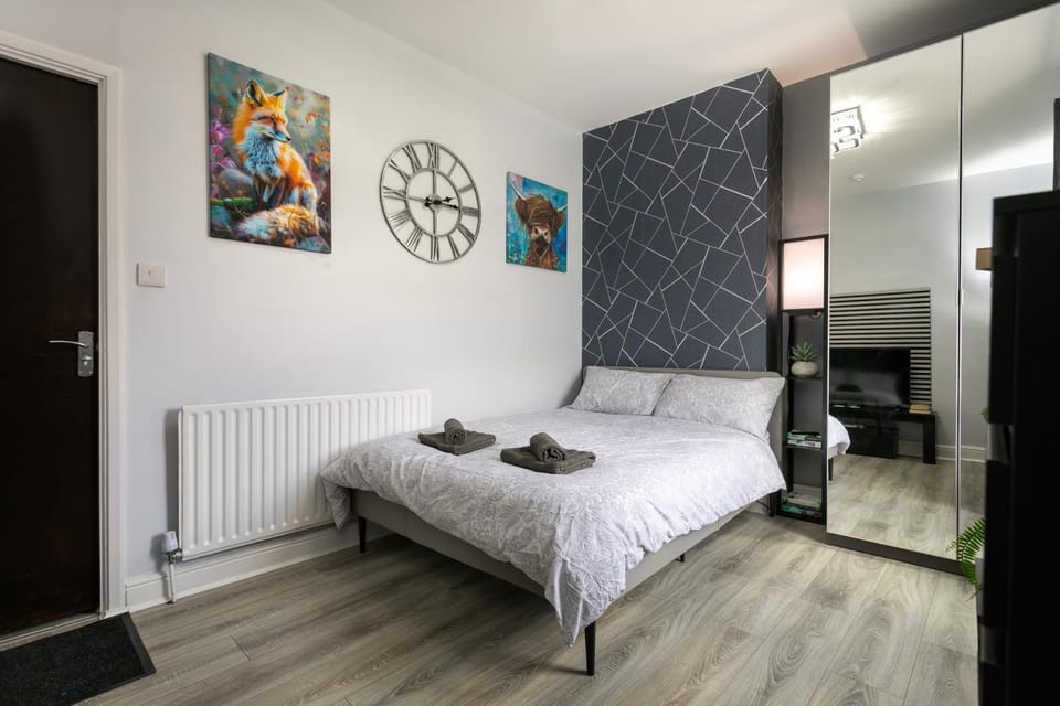 Bed, Photo of the whole room, Decorative detail, Bedroom, internet, wardrobe
