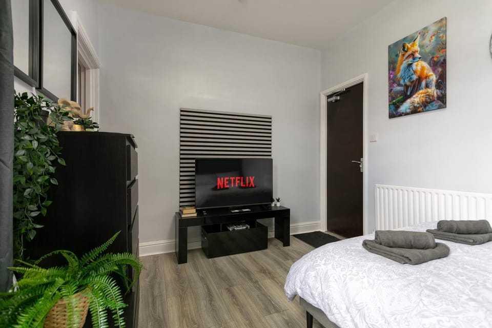 Bed, TV and multimedia, Bedroom