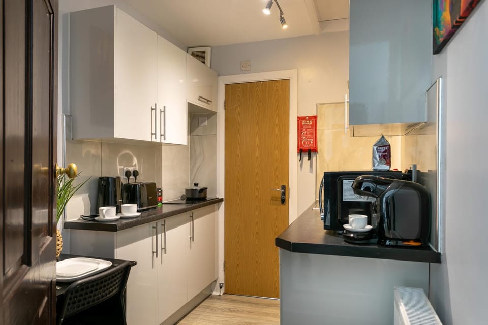Coffee/tea facilities, Kitchen or kitchenette, microwave, oven, stove, toaster