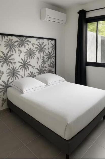 Bed, Photo of the whole room, Bedroom, air conditioner