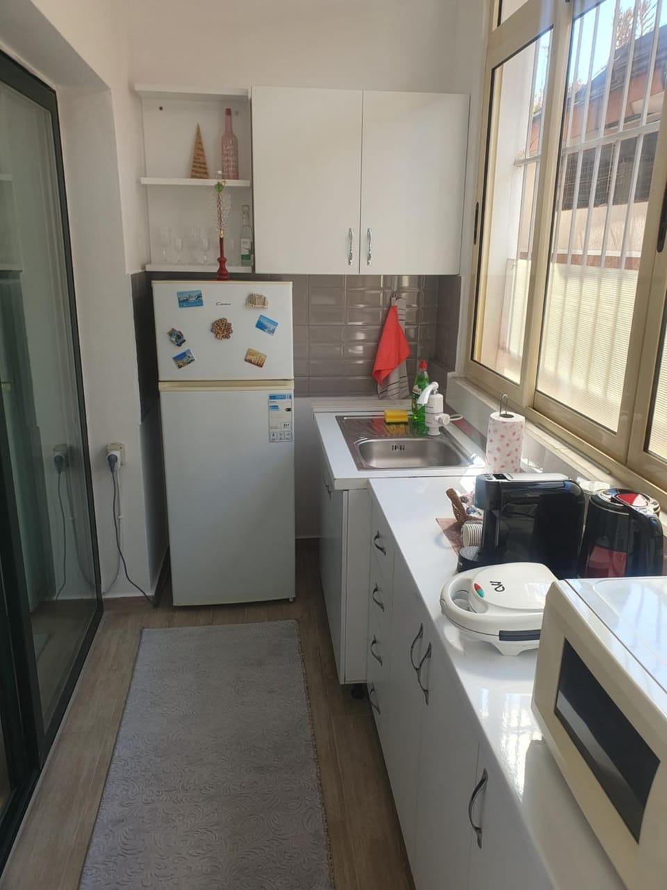 Coffee/tea facilities, Kitchen or kitchenette, microwave, stove, toaster