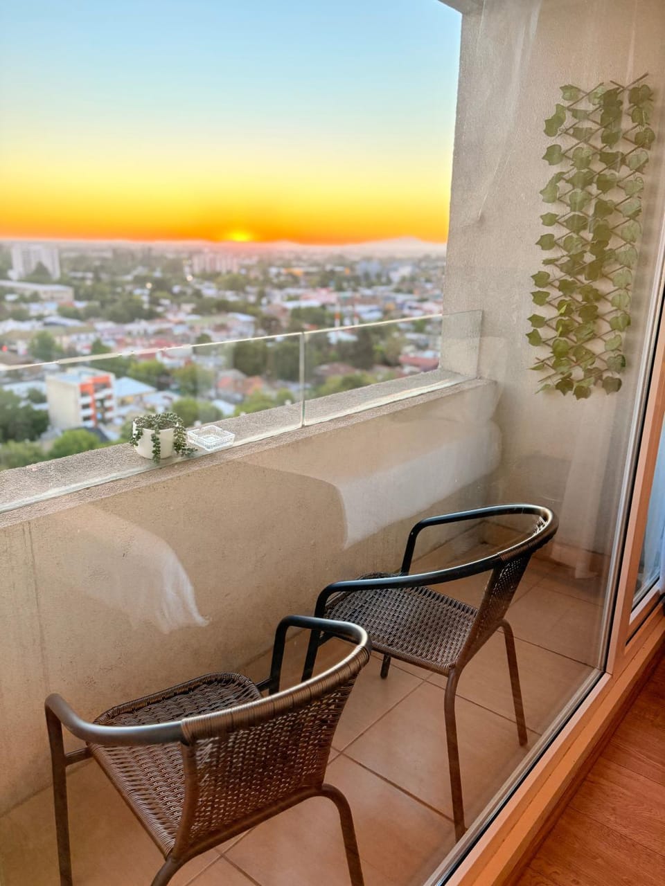 DEPARTAMENTO SEGUR0, COMODO Y TRANQUILO en Chillán Centro, ideal para descansar, full equipado, Wifi y estacionamiento Apartment in Bio Bio, Chile