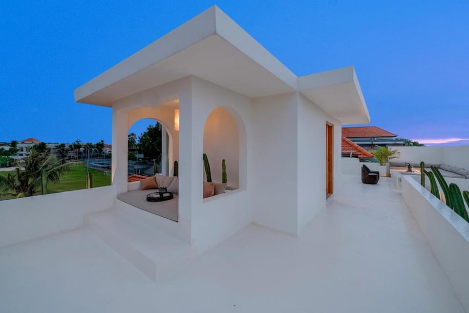 Villa SANKARA - Rooftop 3BR Villa with Brasero & Cinema - Sunset view - Canggu Beach House in North Kuta