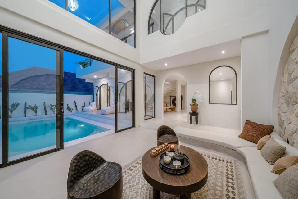 Villa SANKARA - Rooftop 3BR Villa with Brasero & Cinema - Sunset view - Canggu Beach House in North Kuta
