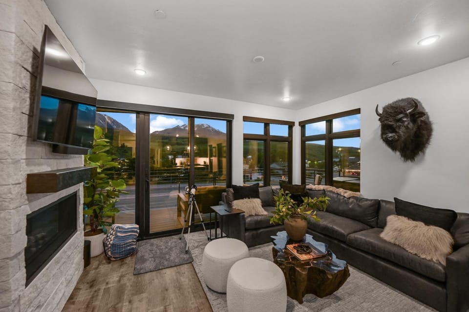 4-Season Modern Mountain Penthouse with Private Hot Tub & Scenic Views House in Silverthorne