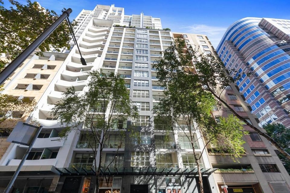 CBD crib - Skyline views meet pool & gym living - KS004 Apartment in Sydney
