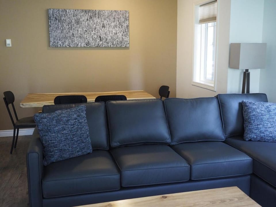 Rocky Mountain Gem - One Level 750 sq ft - Hot Tub - Quiet Condo - Self Check-In - Free Parking - BBQ Fire Pit Area Apartment in Canmore
