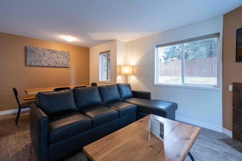 Rocky Mountain Gem - One Level 750 sq ft - Hot Tub - Quiet Condo - Self Check-In - Free Parking - BBQ Fire Pit Area Apartment in Canmore