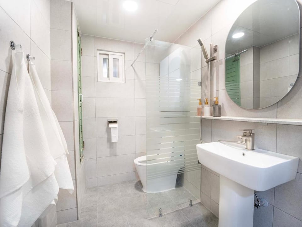 Shower, Toilet, Bathroom, bidet, towels