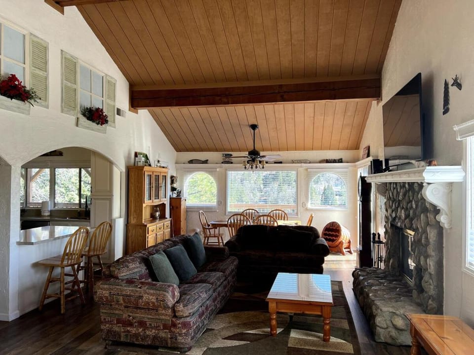 Best View of the Lake! Huge Deck! House in Crestline