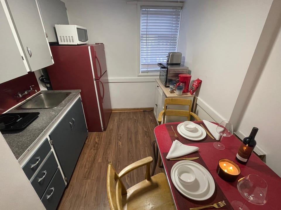 Kitchen or kitchenette, Dining area