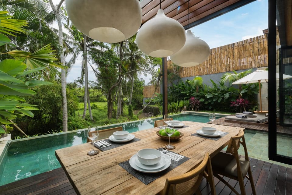 Coffee/tea facilities, View (from property/room), Dining area, Swimming pool