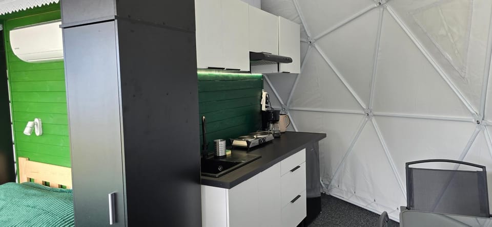 Coffee/tea facilities, Kitchen or kitchenette, oven