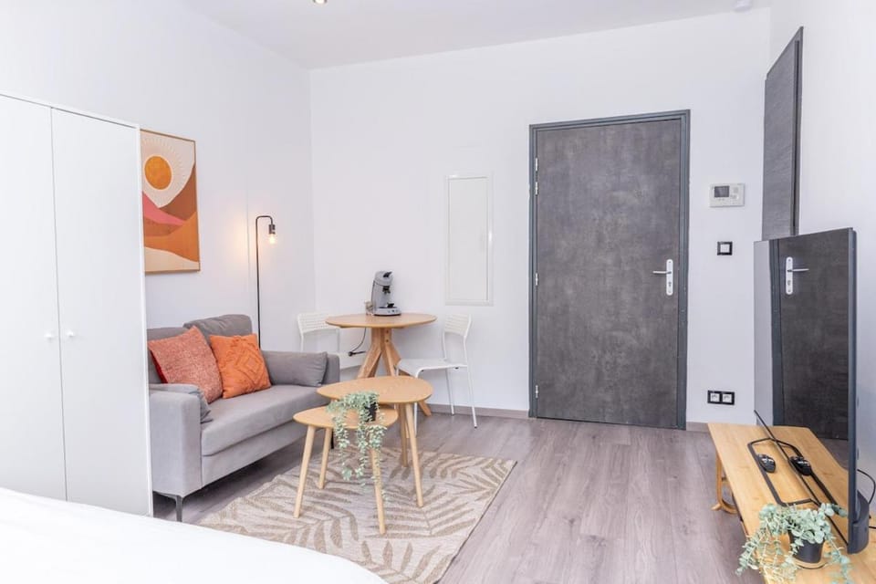 Bed, Living room, Dining area, wardrobe