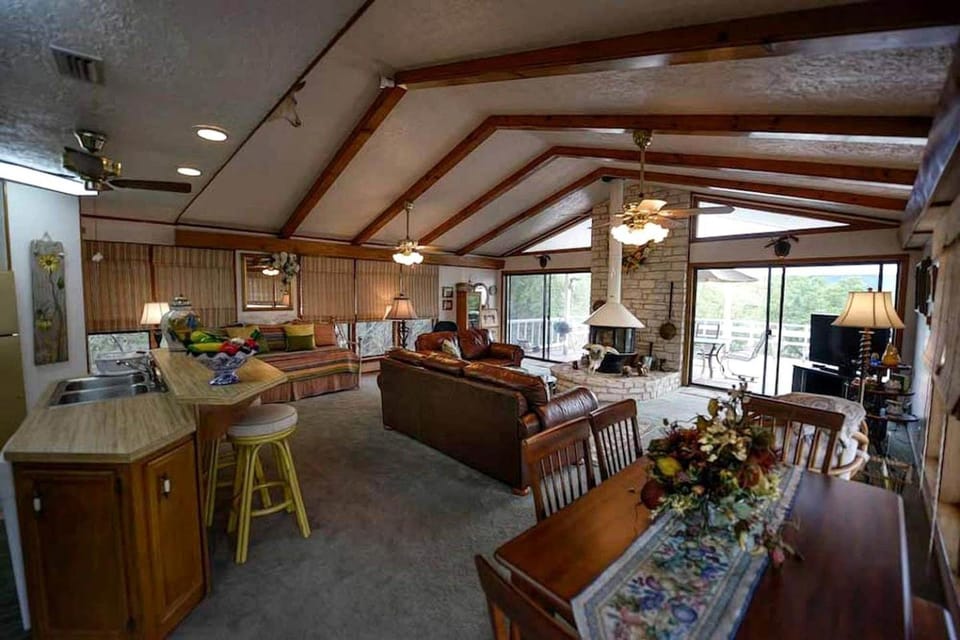 Kitchen or kitchenette, Seating area, Dining area