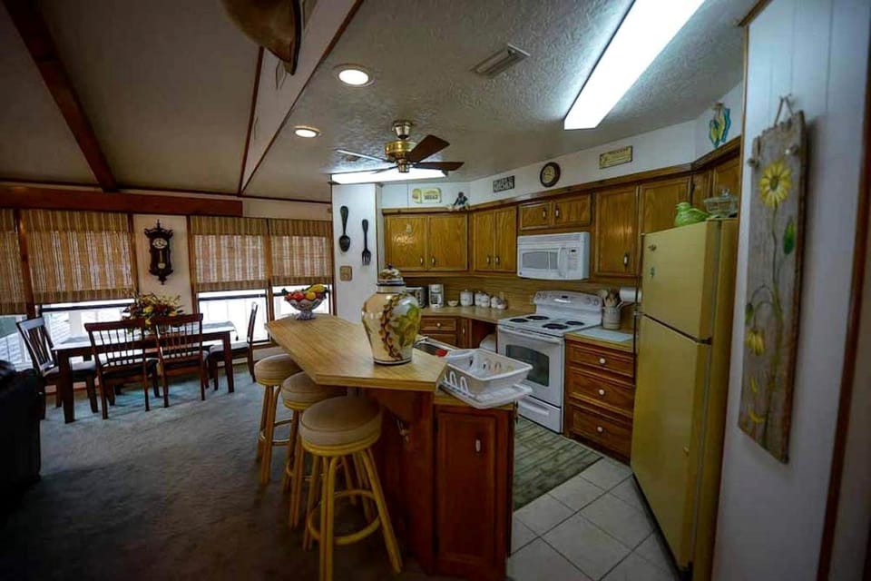Kitchen or kitchenette, minibar
