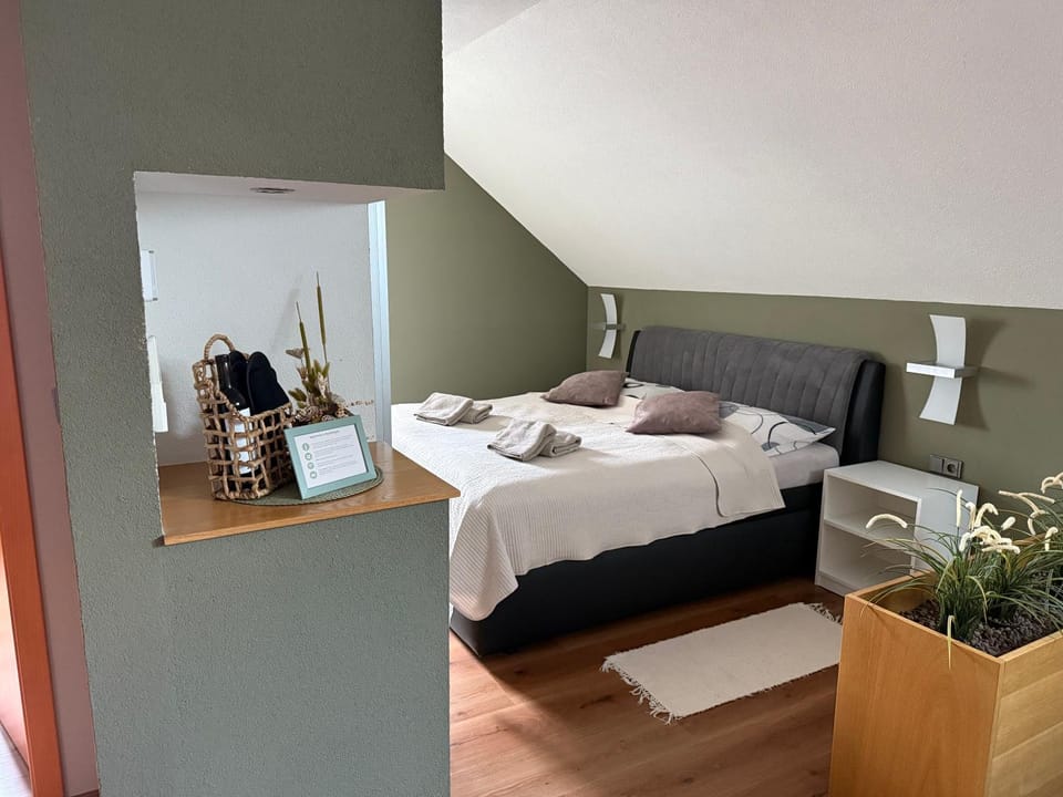 Bedroom, towels
