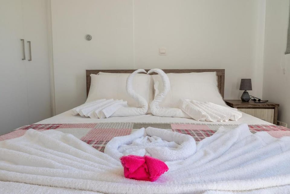 Bed, Photo of the whole room, Bedroom, towels