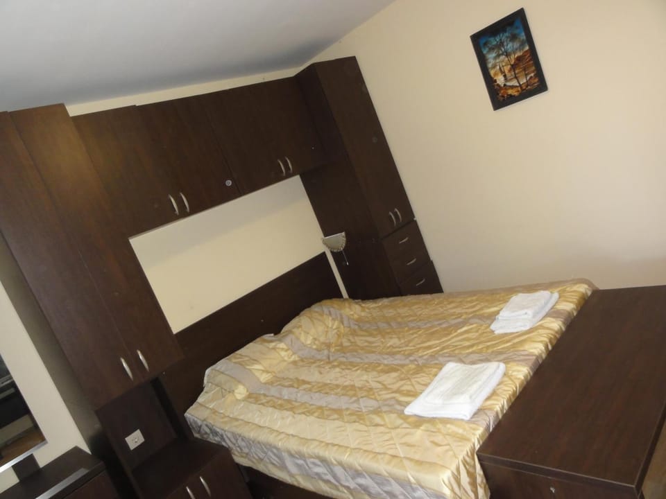 Shower, Toilet, BBQ facilities, Bathroom, TV and multimedia, Coffee/tea facilities, Balcony/Terrace, Kitchen or kitchenette, Living room, Seating area, Dining area, Animals, Bedroom, Pets, Swimming pool