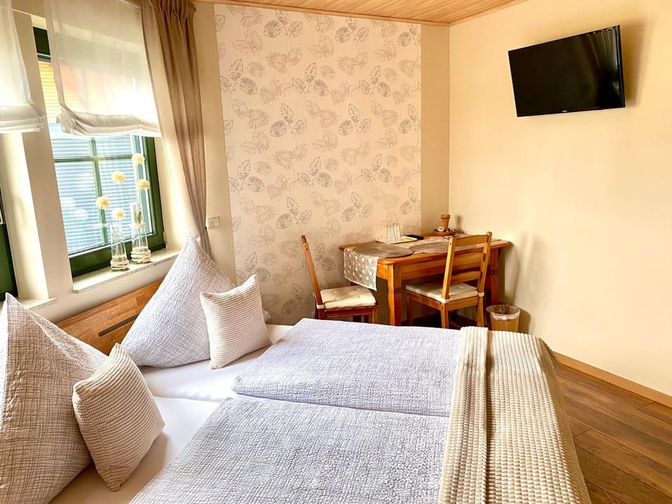 Bed, TV and multimedia, Photo of the whole room, Seating area, Bedroom