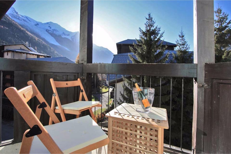 Facade/entrance, Balcony/Terrace, Mountain view