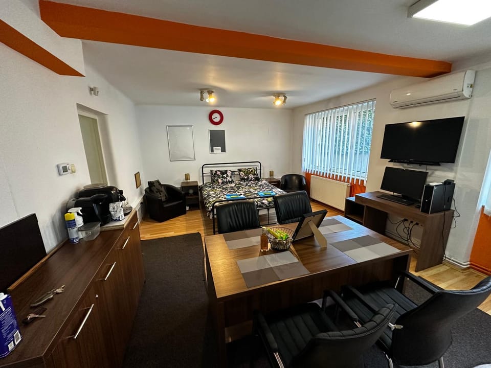 Communal lounge/ TV room, TV and multimedia, Living room, Seating area, Dining area