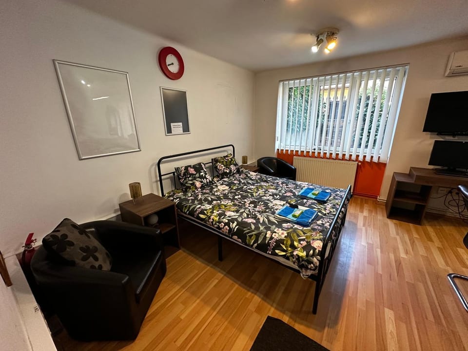 Bed, Photo of the whole room