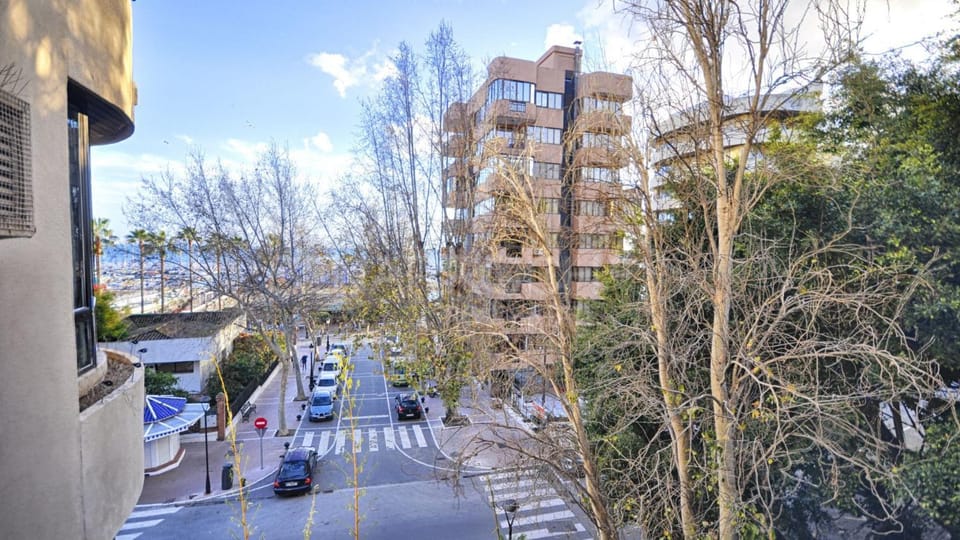Day, Neighbourhood, Winter, City view, Street view, Location