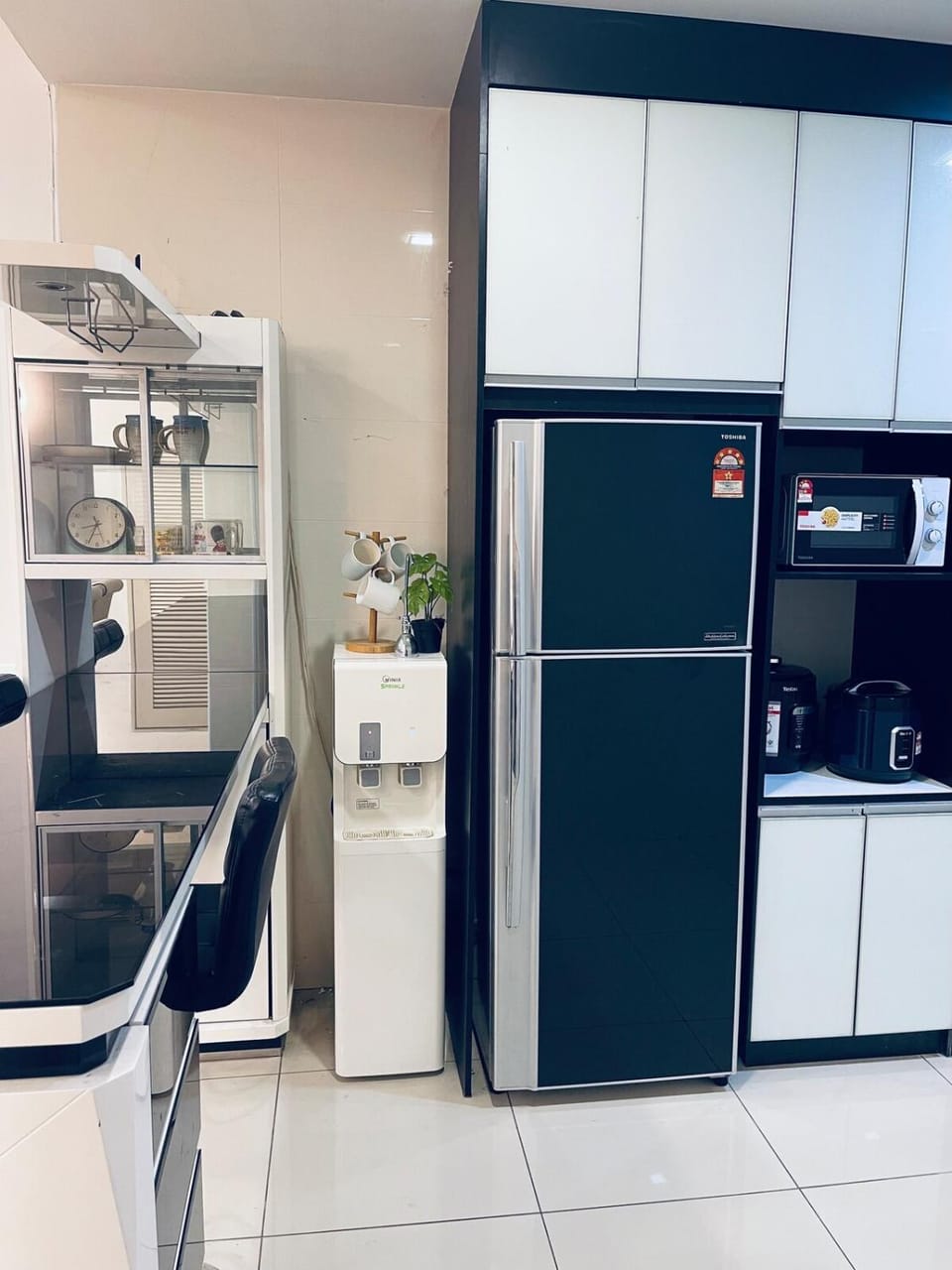 Kitchen or kitchenette, minibar