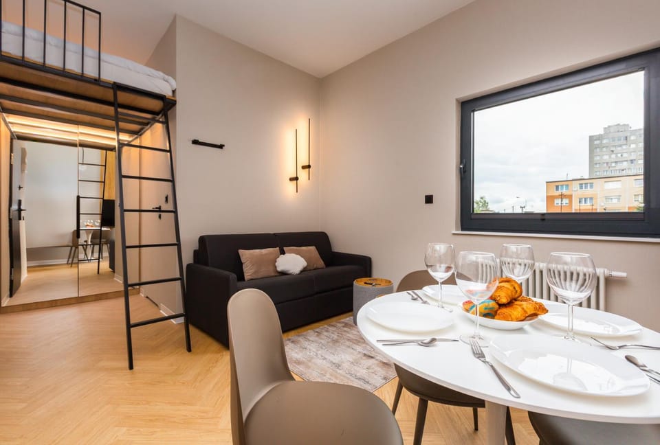Bed, Living room, Food and drinks, Photo of the whole room, Seating area, Dining area, Bedroom, Food