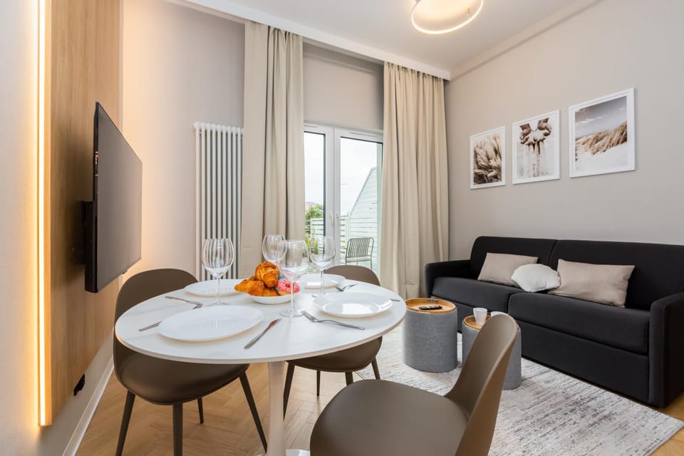 Living room, Food and drinks, Seating area, Dining area, Food
