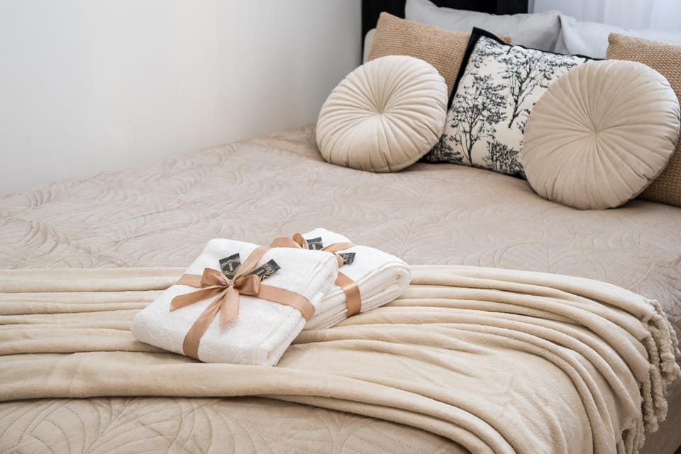 Bed, Bedroom, towels