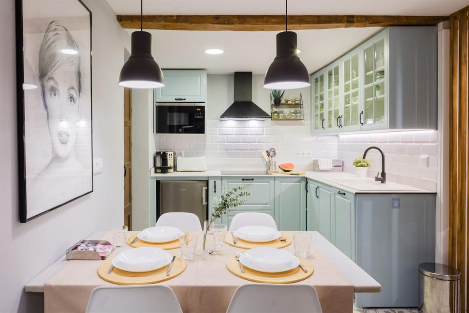Kitchen or kitchenette, Dining area