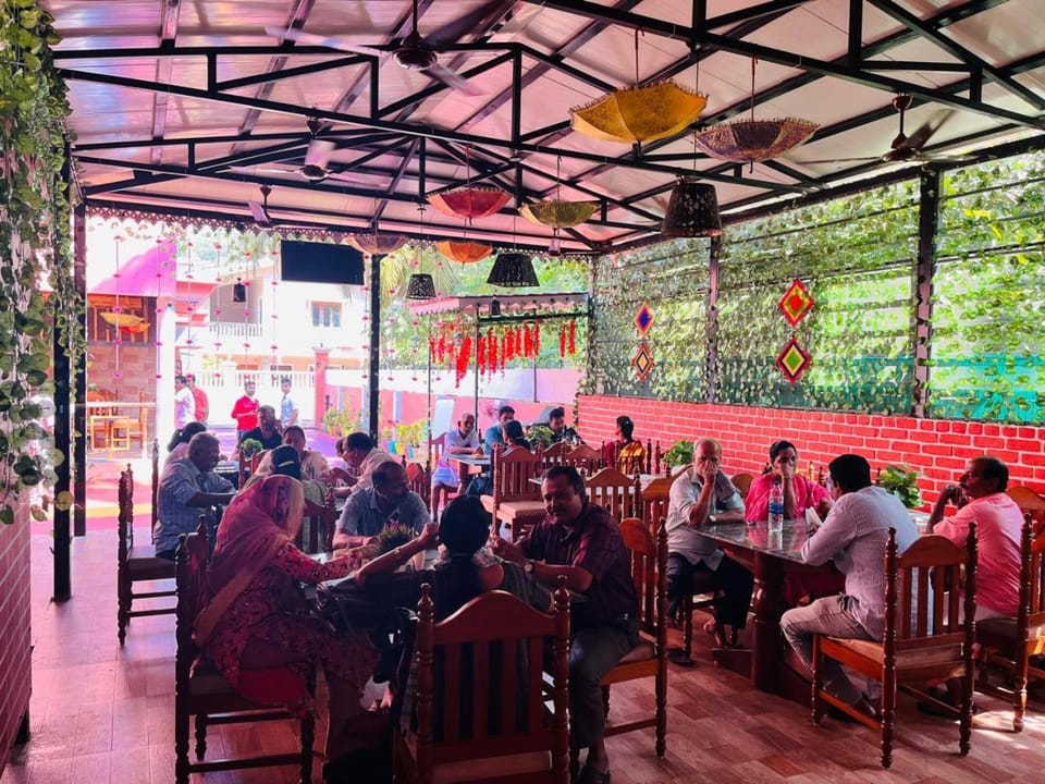 Restaurant/places to eat, Food and drinks, Banquet/Function facilities, Food