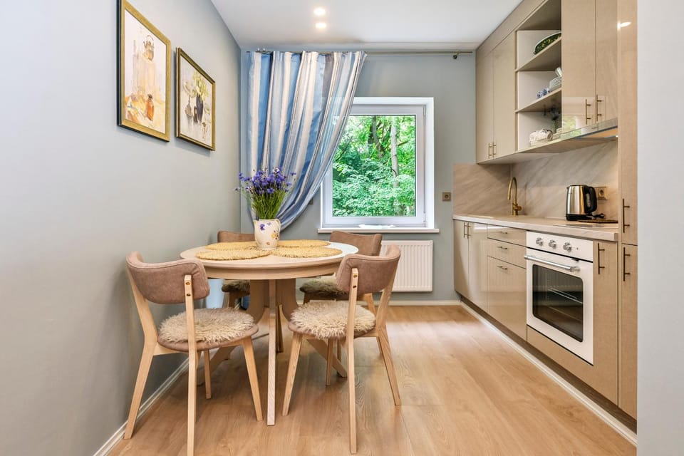 Kitchen or kitchenette, Dining area, oven, pet friendly