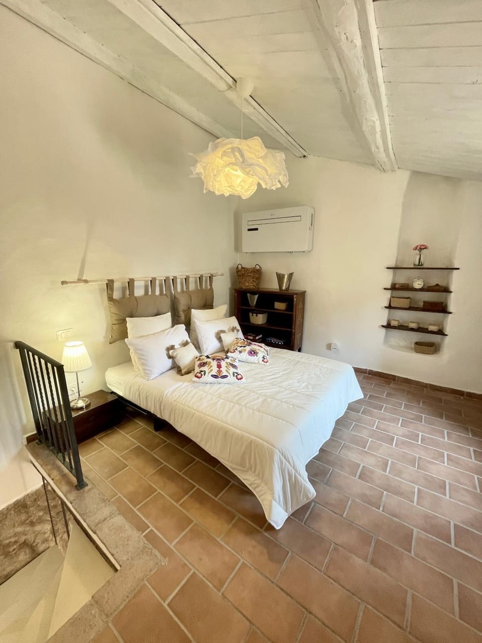 Bed, Bedroom, internet, towels, air conditioner