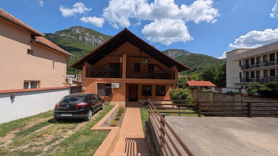 Property building, Day, Neighbourhood, Natural landscape, Summer, Mountain view, Parking