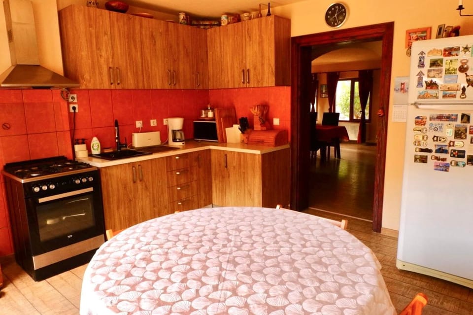 Coffee/tea facilities, Kitchen or kitchenette, Dining area, oven, toaster