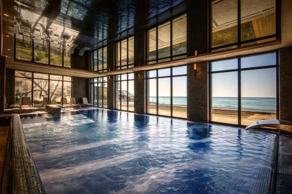 Pool view, Sea view