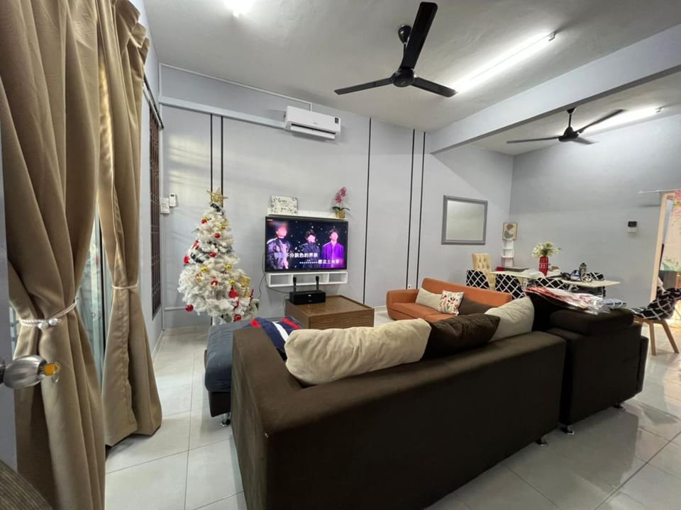 Mount austin AUSTIN CREST 12PAX 4bedroom 4bathroom House in Johor Bahru